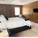 Queen Suite - Indoor Hot Tub - Wifi
