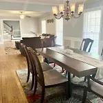Queen Suite - Indoor Hot Tub - Wifi