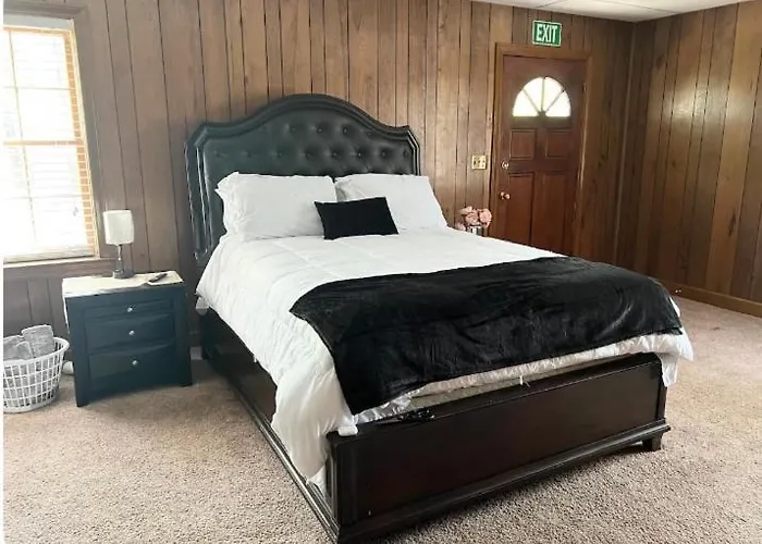 Queen Suite - Indoor Hot Tub - Wifi