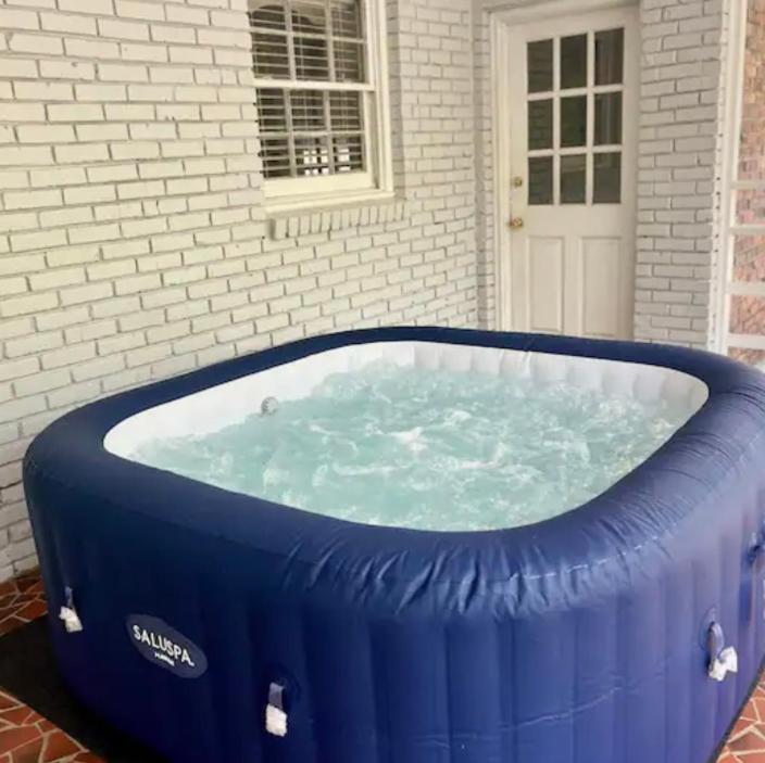Queen - Indoor Hot Tub - Wifi Homestay *